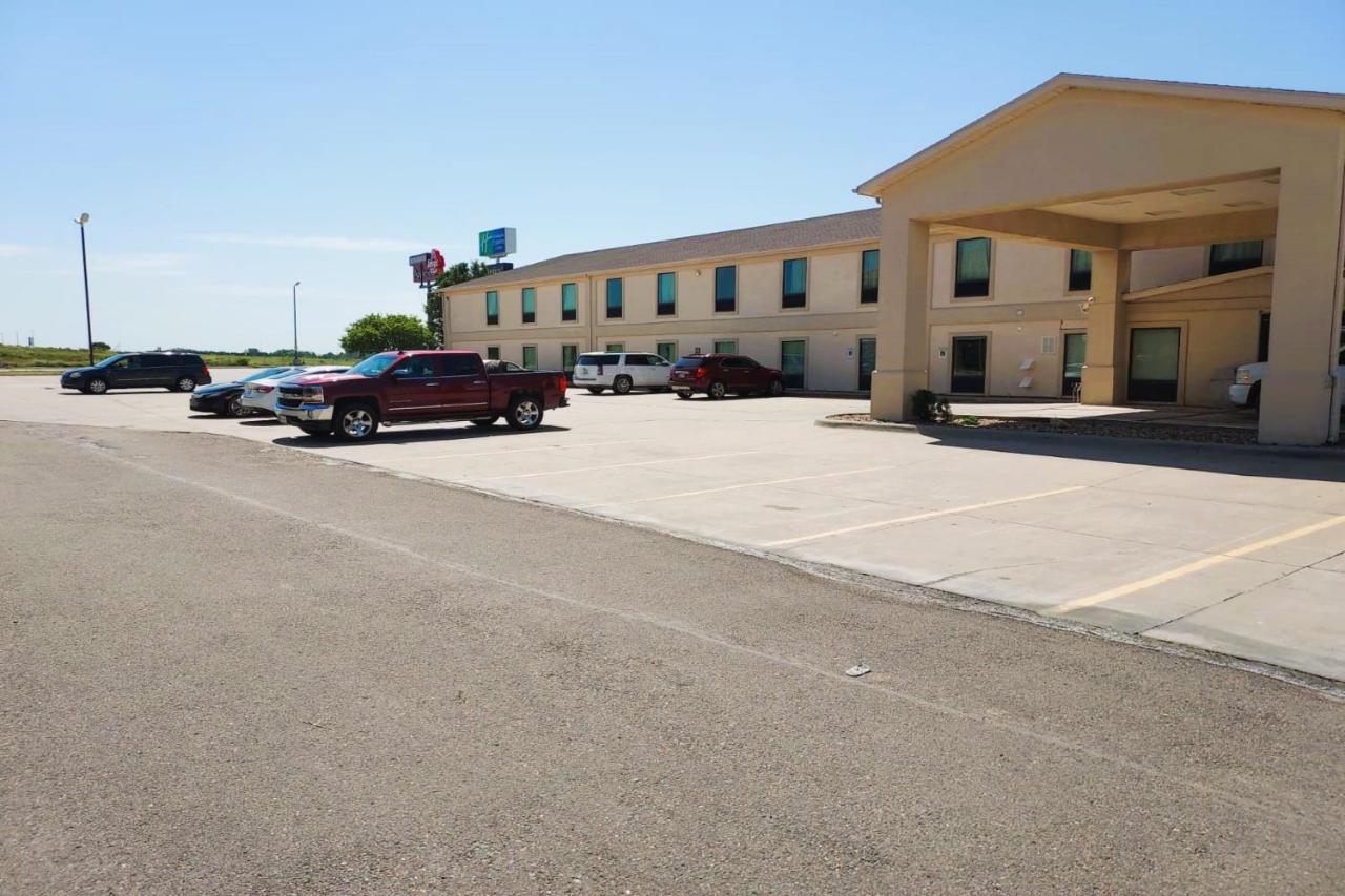 | McPherson Inn By OYO, I-135