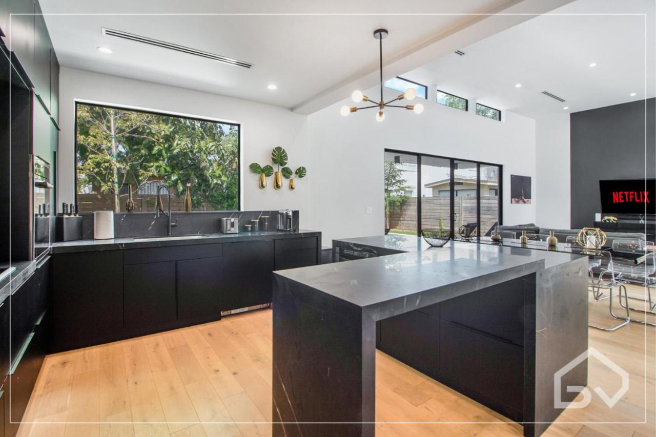  | Villa Noir Design District Miami 4BR & 2BA Sleeps 14 with Grill, Pool Table, Pool & More