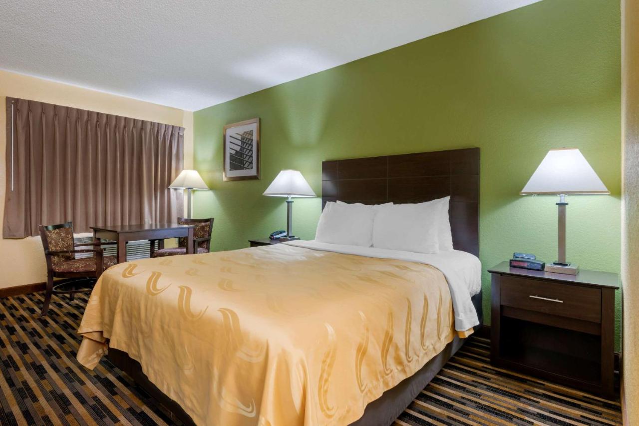 Queen Room - Smoking at Quality Inn & Suites Mt Dora North