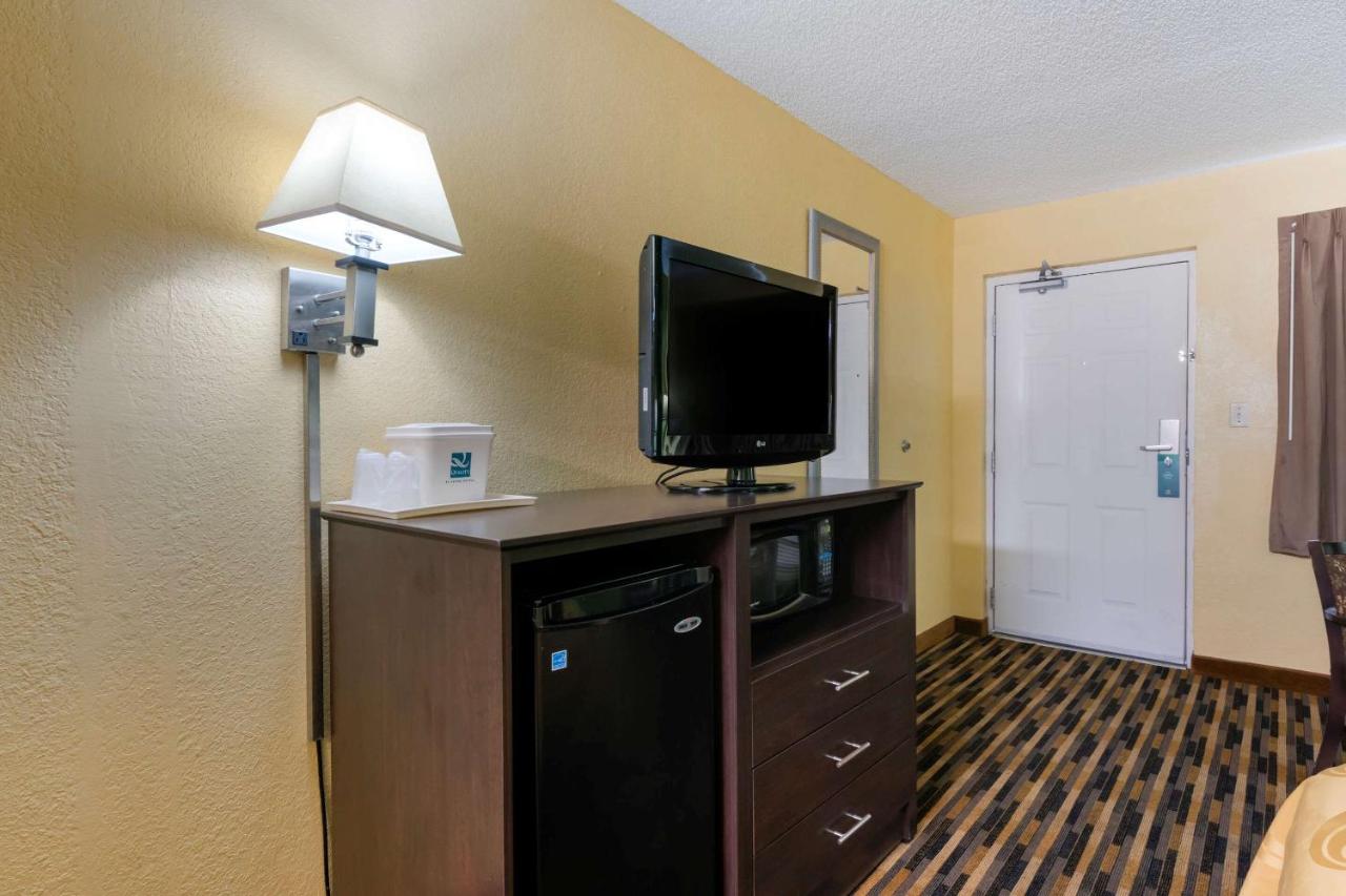 Queen Room - Smoking at Quality Inn & Suites Mt Dora North
