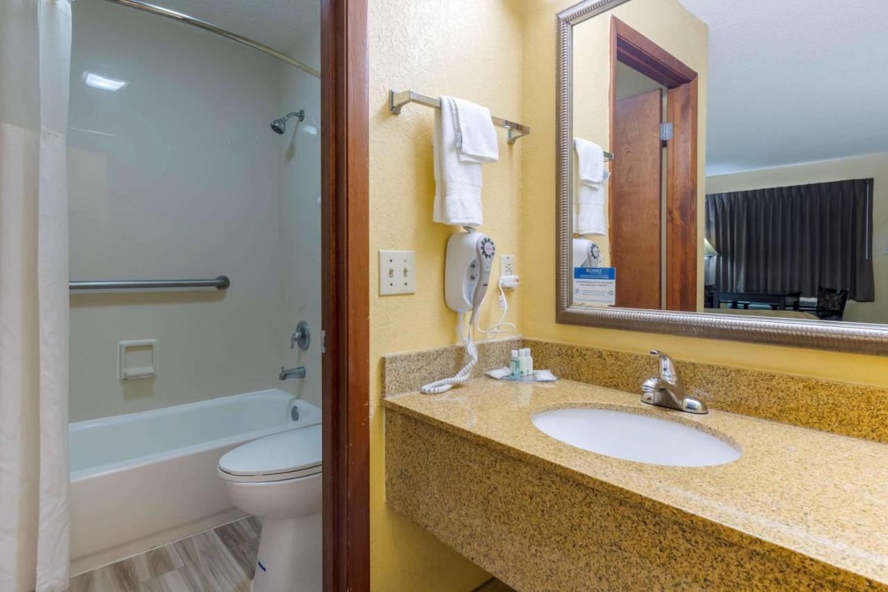 Queen Room - Smoking at Quality Inn & Suites Mt Dora North