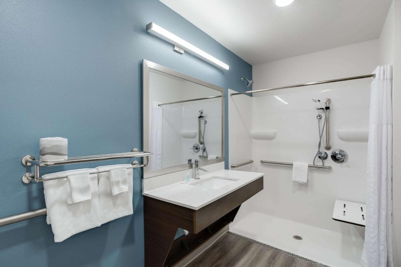 Queen Room with Roll-In Shower - Accessible/Non Smoking at WoodSpring Suites Smyrna-La Vergne