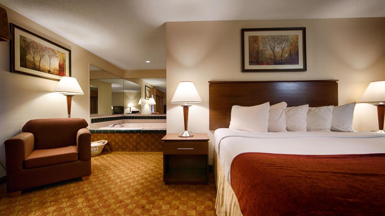 Deluxe King Room - Upstairs/Non-Smoking at Best Western Lakewood Inn