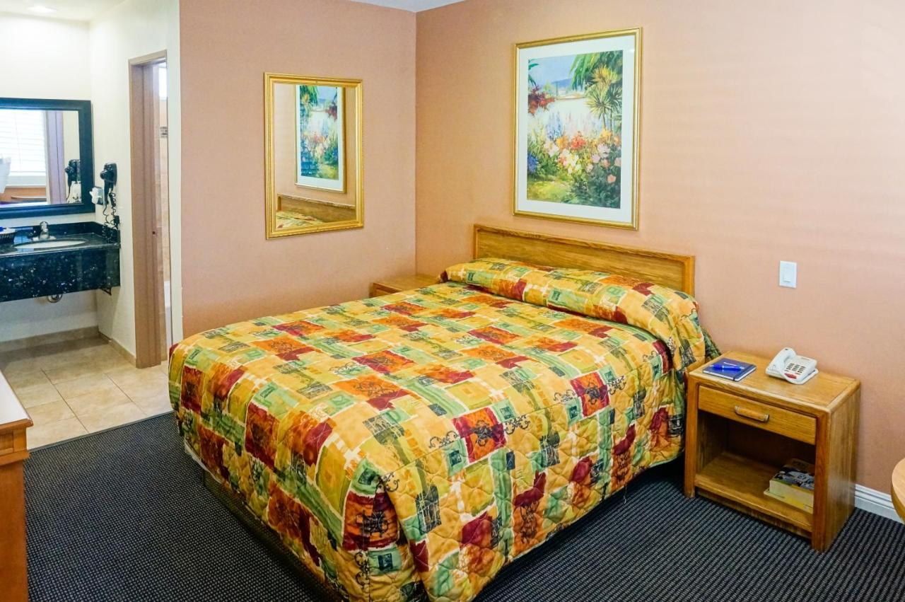 Queen Room at Dunes Inn Sunset