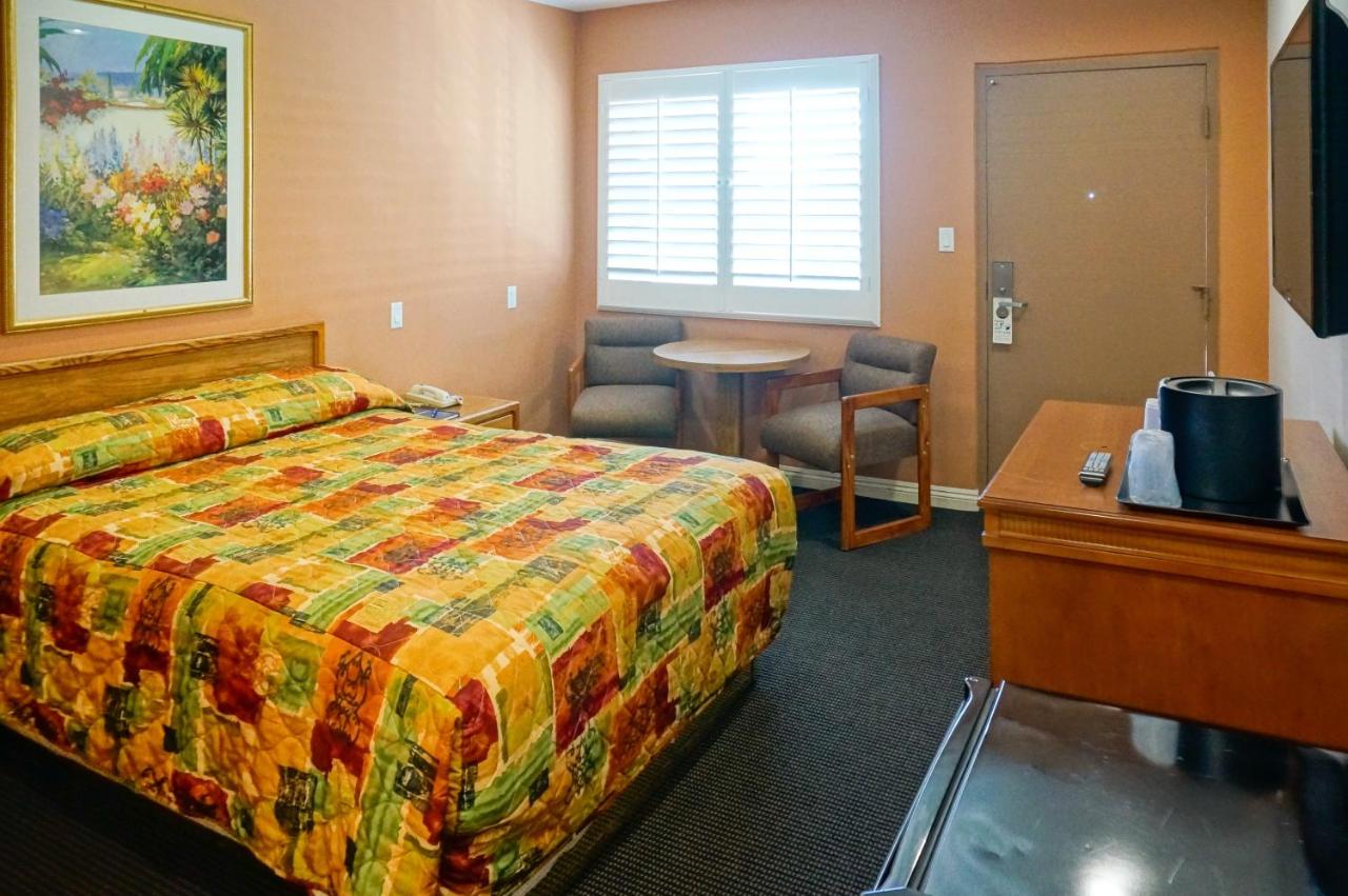 Queen Room at Dunes Inn Sunset
