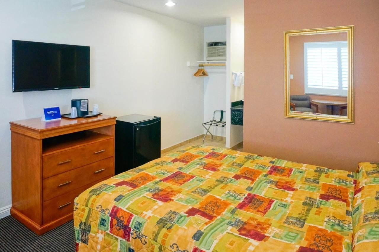 Queen Room at Dunes Inn Sunset