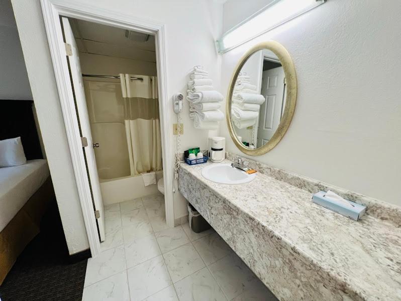 Standard King Room at Celebrity Inn