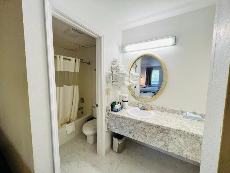 Queen Room at Celebrity Inn