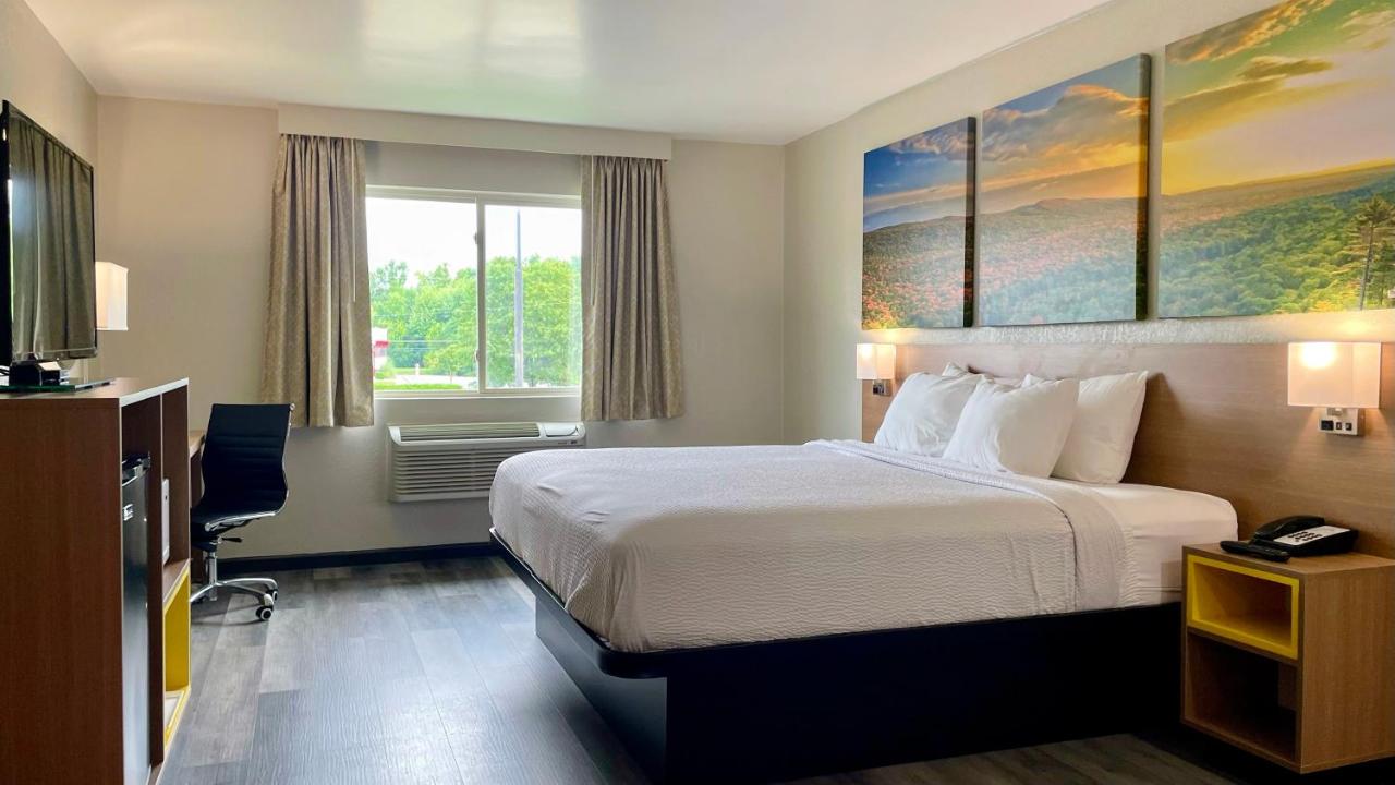 King Suite - Non-Smoking at Days Inn by Wyndham Columbus IN