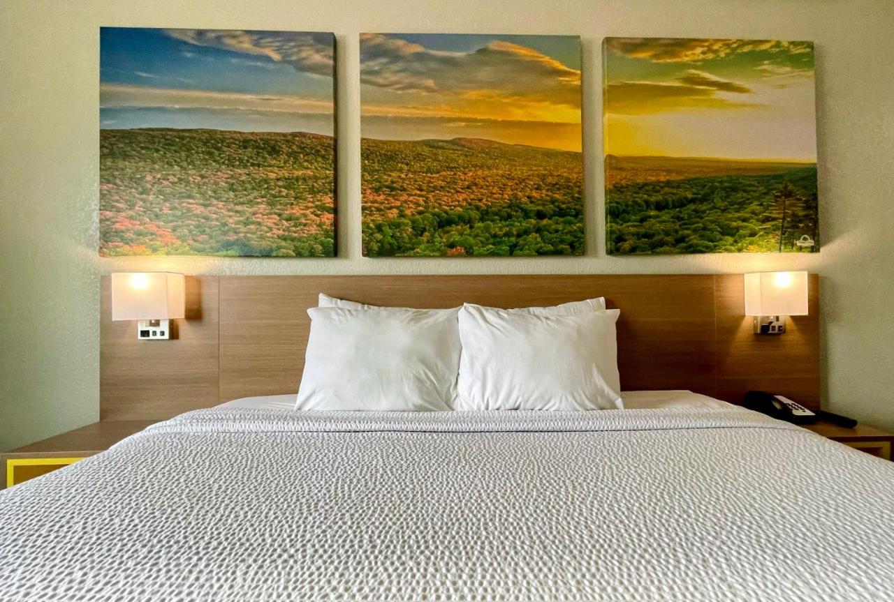 King Suite - Non-Smoking at Days Inn by Wyndham Columbus IN