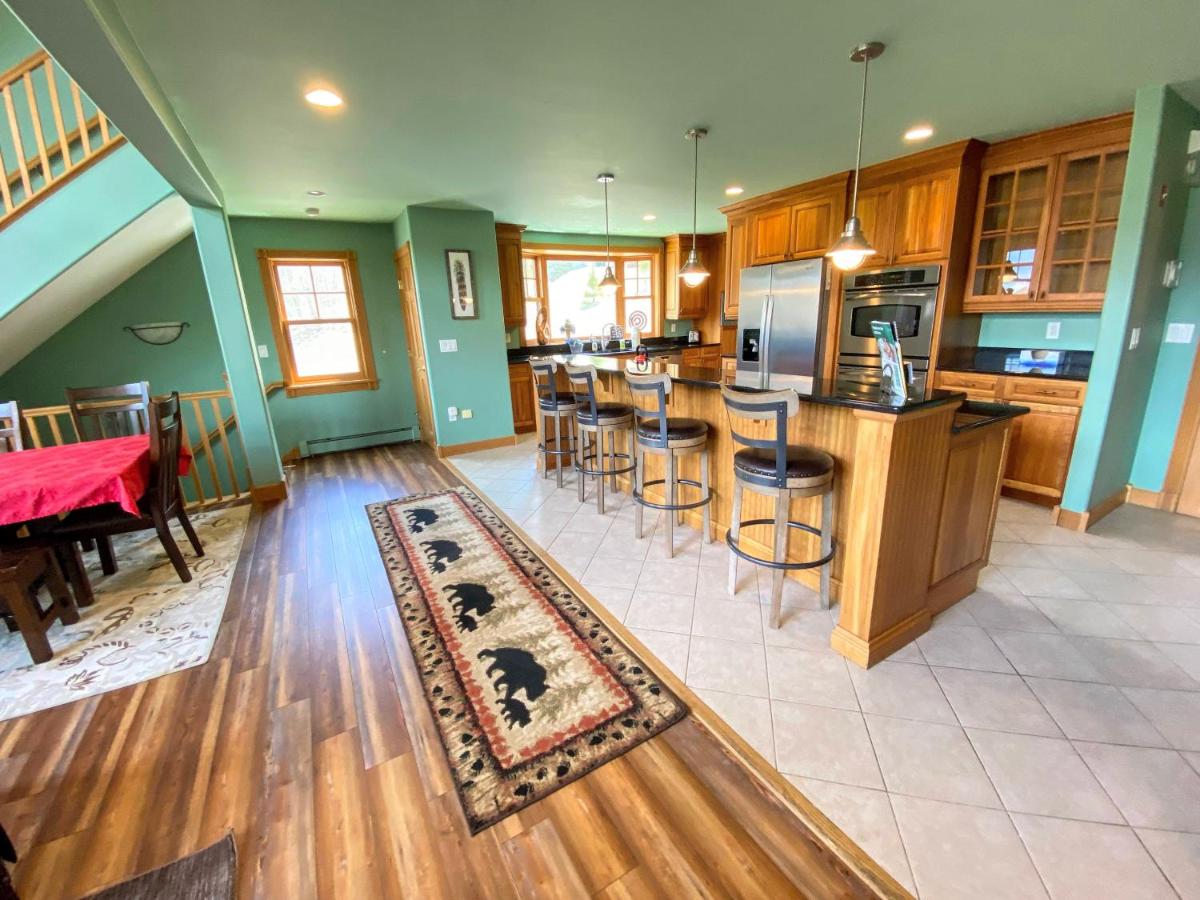 | P5 Ski-in Ski-out rare find Presidential View, single family with garage, pool table, ping pong