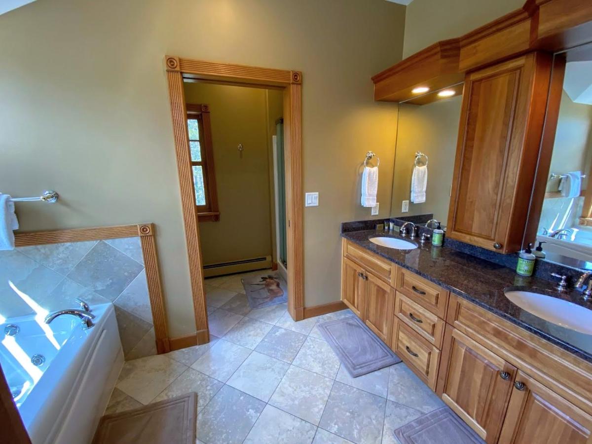 | P5 Ski-in Ski-out rare find Presidential View, single family with garage, pool table, ping pong