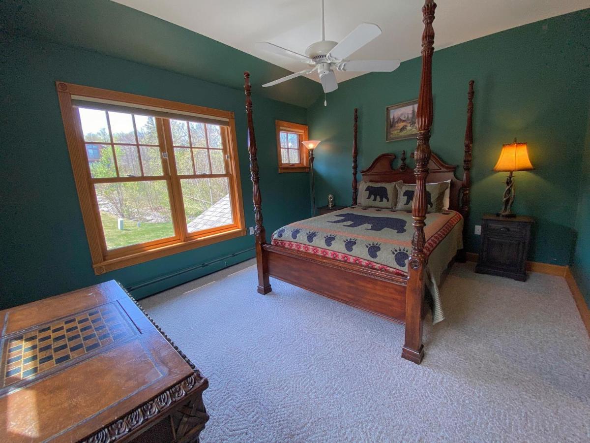 | P5 Ski-in Ski-out rare find Presidential View, single family with garage, pool table, ping pong