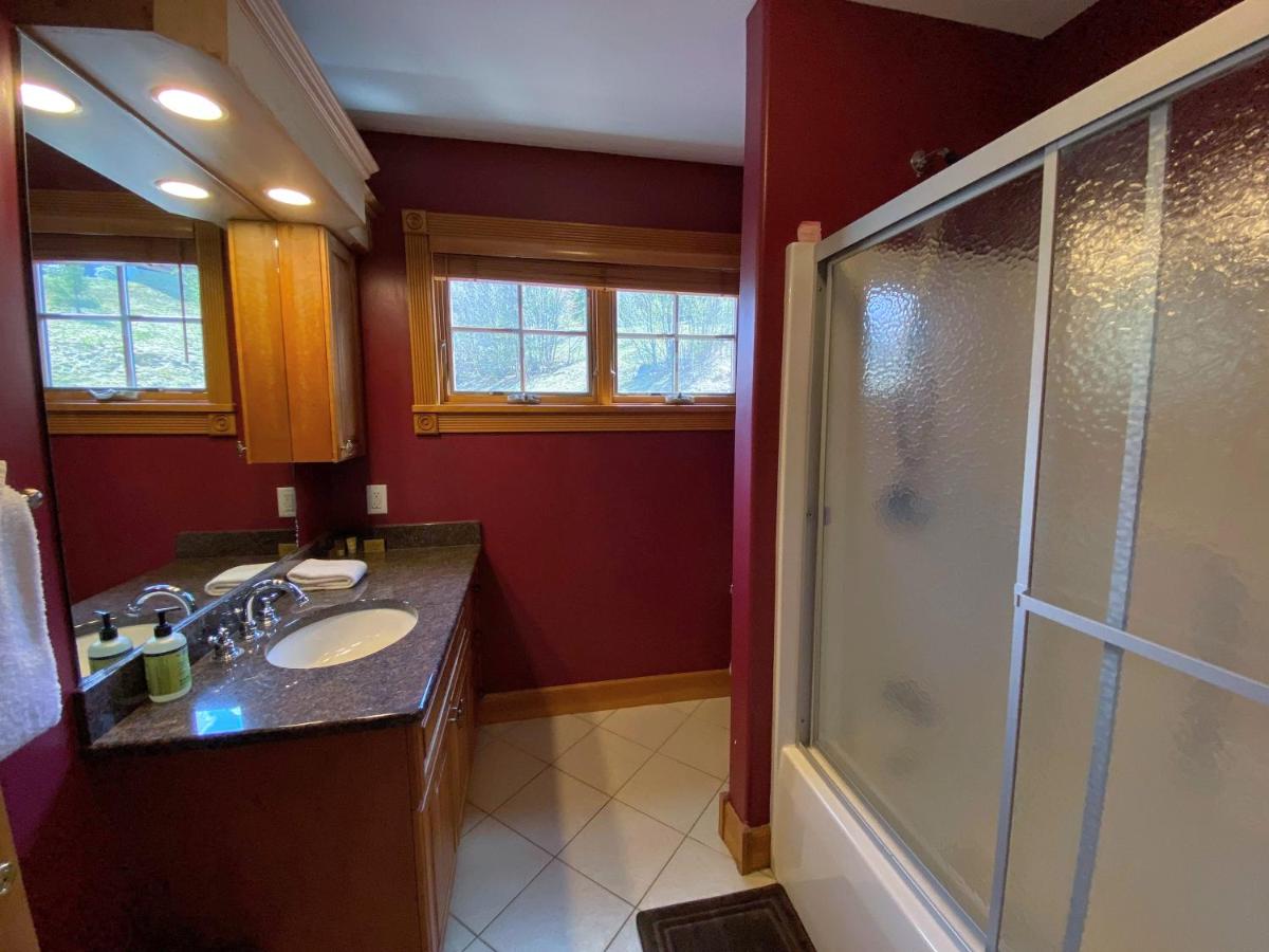 | P5 Ski-in Ski-out rare find Presidential View, single family with garage, pool table, ping pong