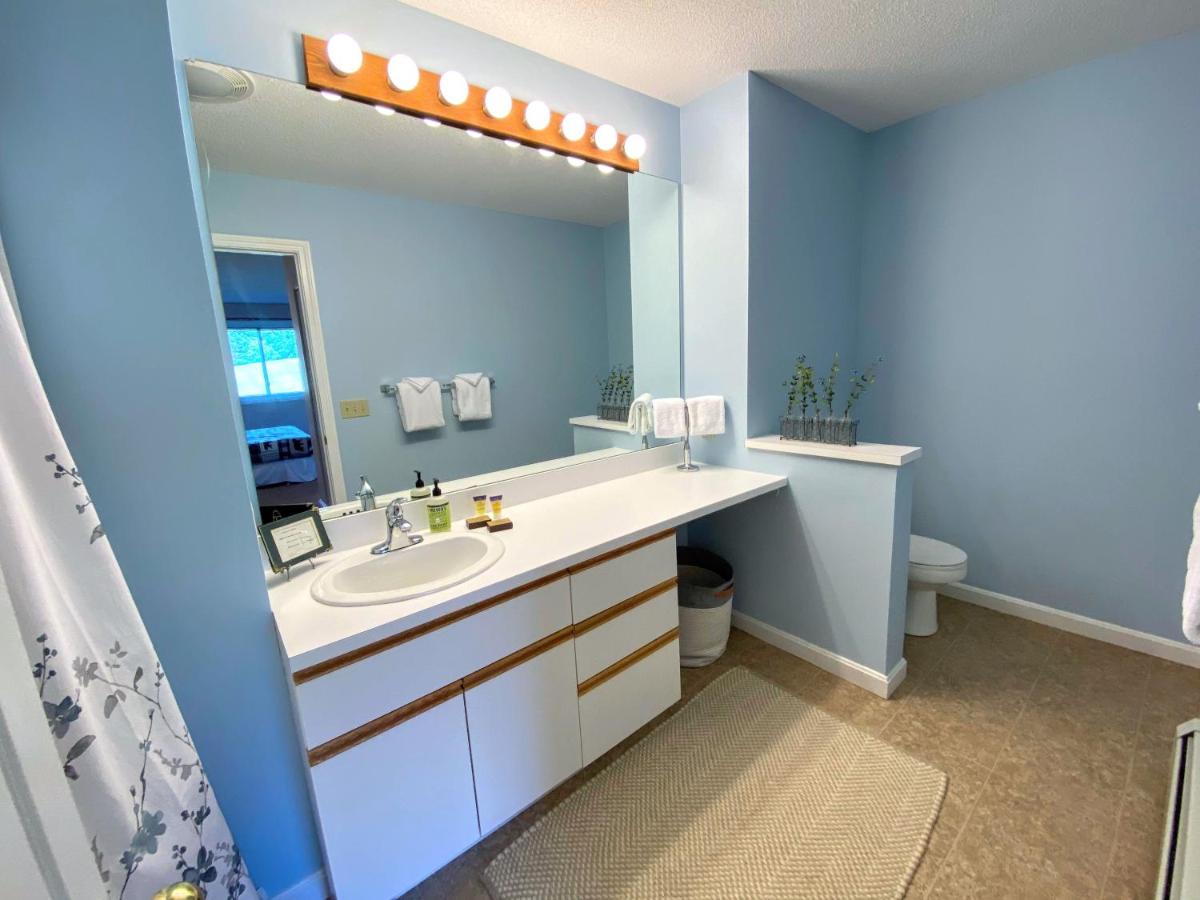 | F4 Warm Fairway Village Townhome, mountain views and large lawn So much to do