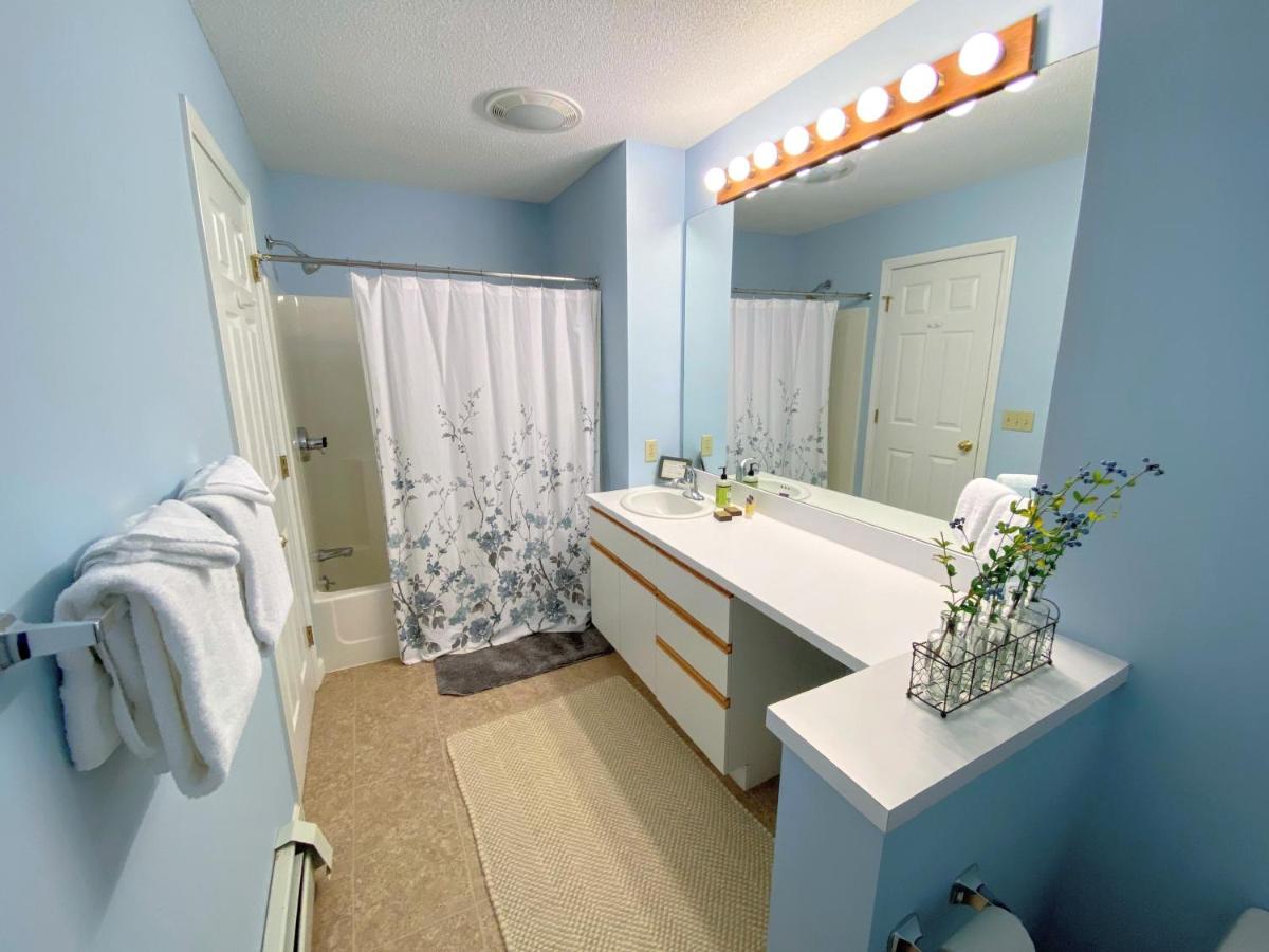 | F4 Warm Fairway Village Townhome, mountain views and large lawn So much to do