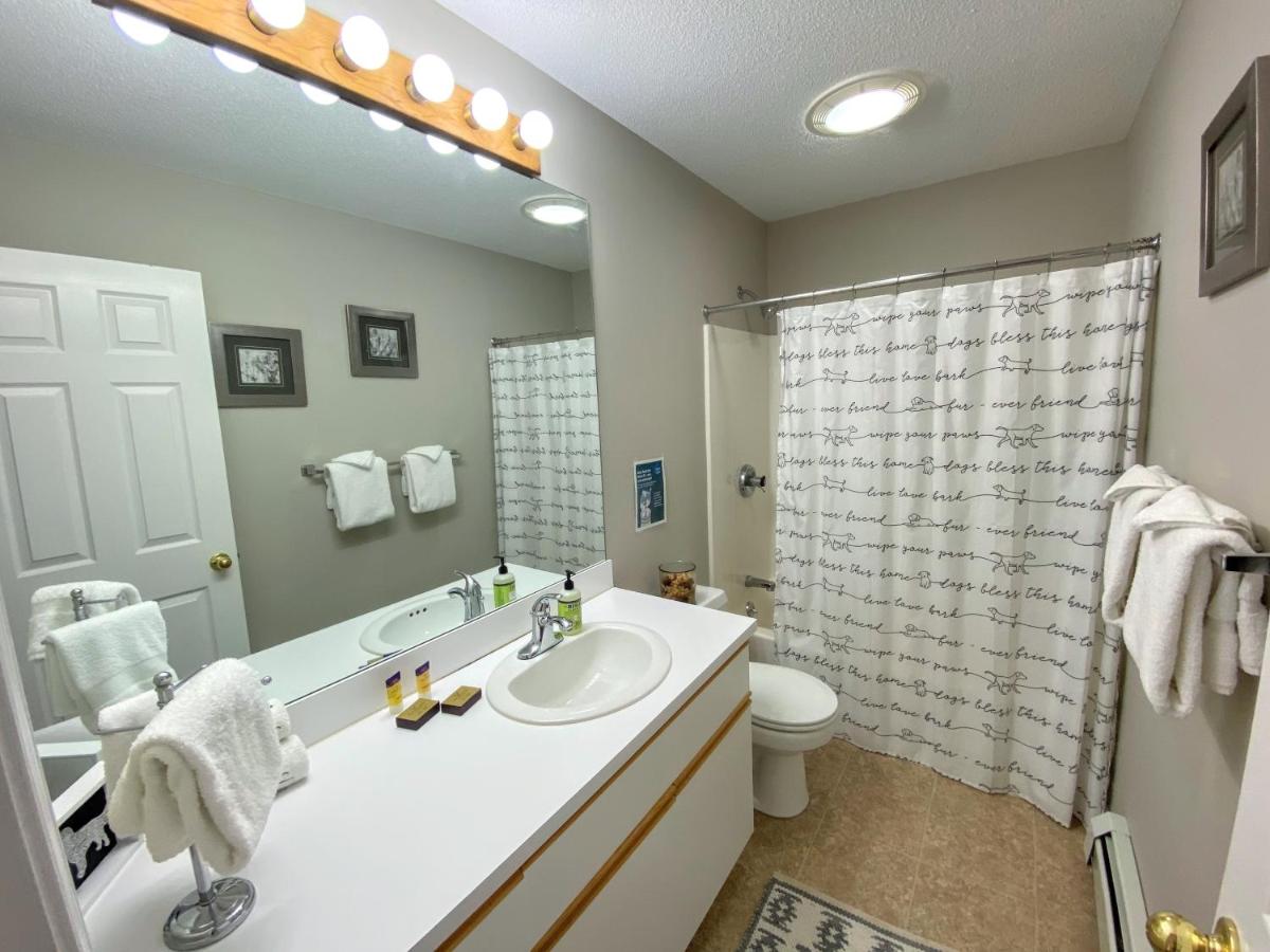 | F4 Warm Fairway Village Townhome, mountain views and large lawn So much to do
