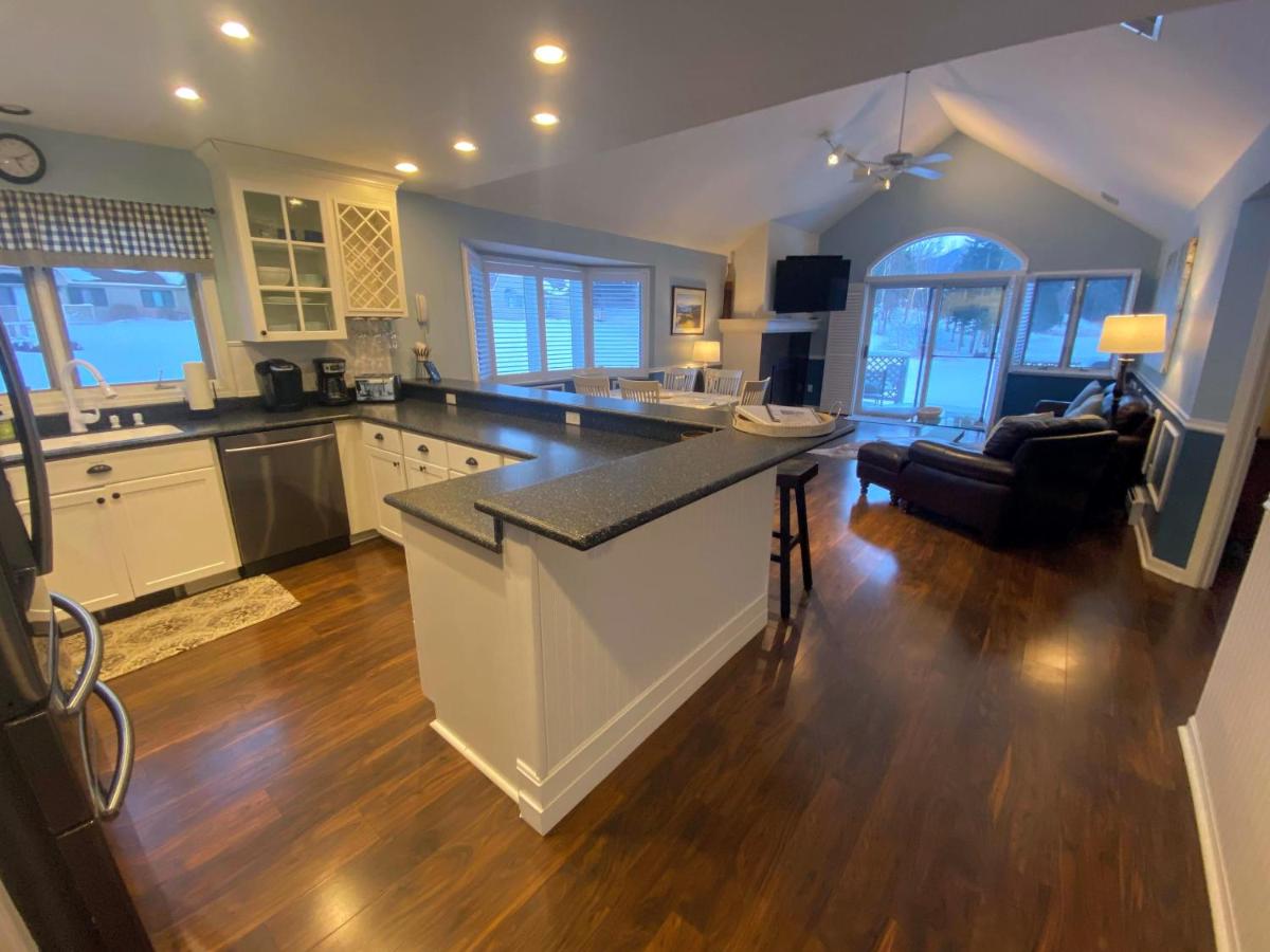 | G3 Classy Bretton townhome with AC fast wifi great mountain views right on the golf course