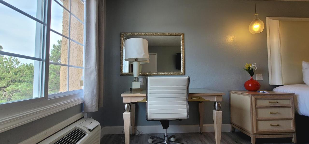 | Dragonfly Inn & Suites