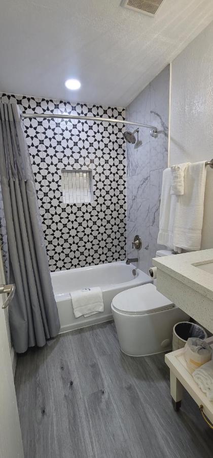 | Dragonfly Inn & Suites