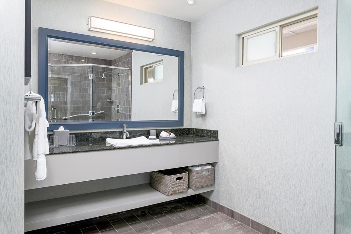 King Room with Ocean View at Beach Terrace