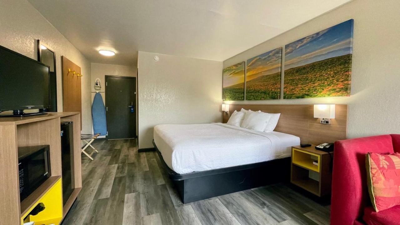 King Room - Disability Access/Non-Smoking at Days Inn by Wyndham Columbus IN