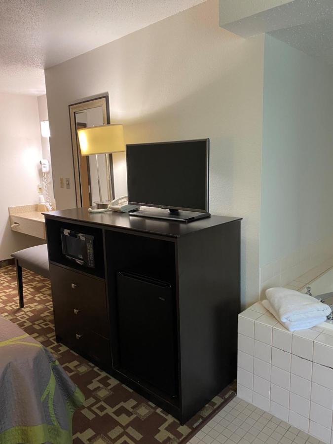 Queen Suite - Non-Smoking at Super 8 by Wyndham Independence