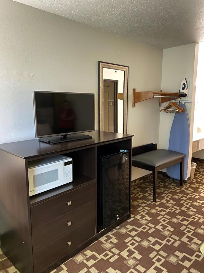 Queen Room - Non-Smoking at Super 8 by Wyndham Independence