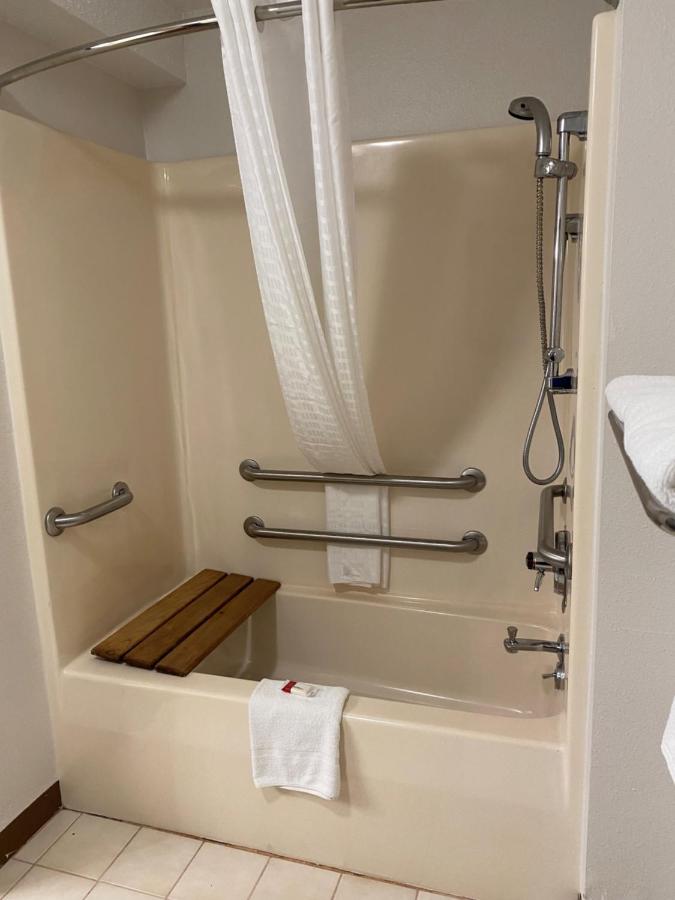 Queen Room - Mobility Access/Non-Smoking at Super 8 by Wyndham Independence