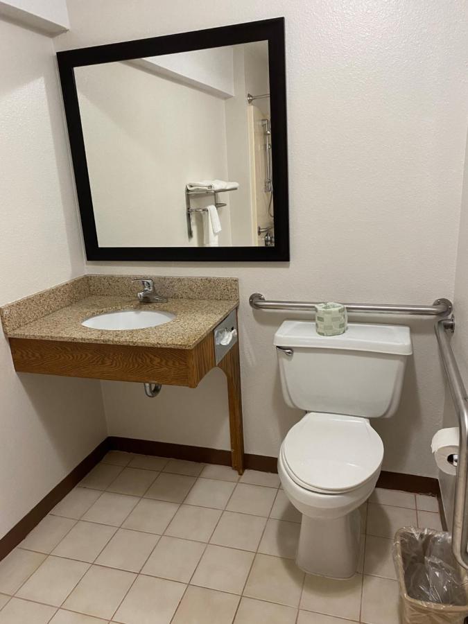 Queen Room - Mobility Access/Non-Smoking at Super 8 by Wyndham Independence