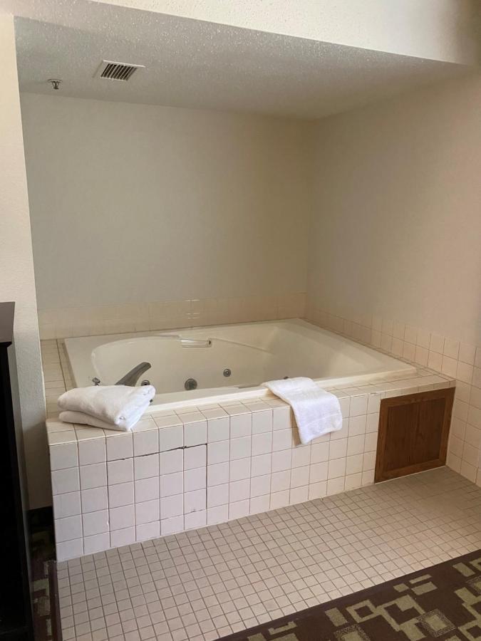 Queen Suite - Non-Smoking at Super 8 by Wyndham Independence