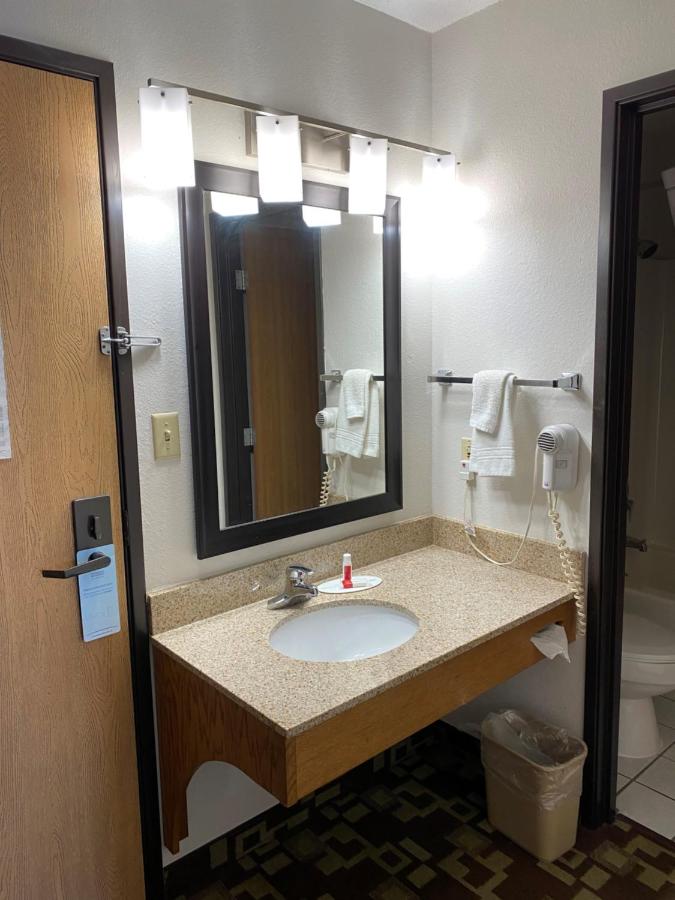 King Suite - Non-Smoking at Super 8 by Wyndham Independence