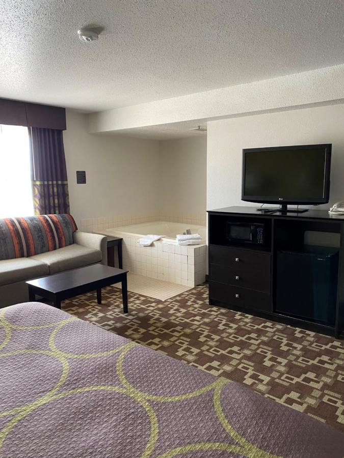 King Suite - Non-Smoking at Super 8 by Wyndham Independence