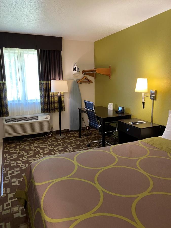 Queen Suite - Non-Smoking at Super 8 by Wyndham Independence