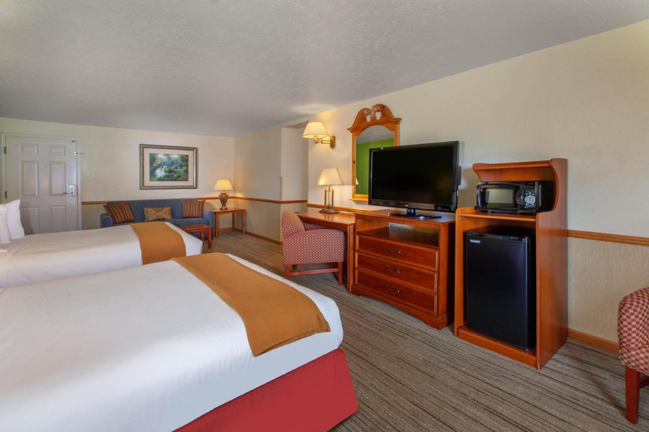 Queen Room with Two Queen Beds and Patio at Apple Tree Inn, SureStay Collection by Best Western