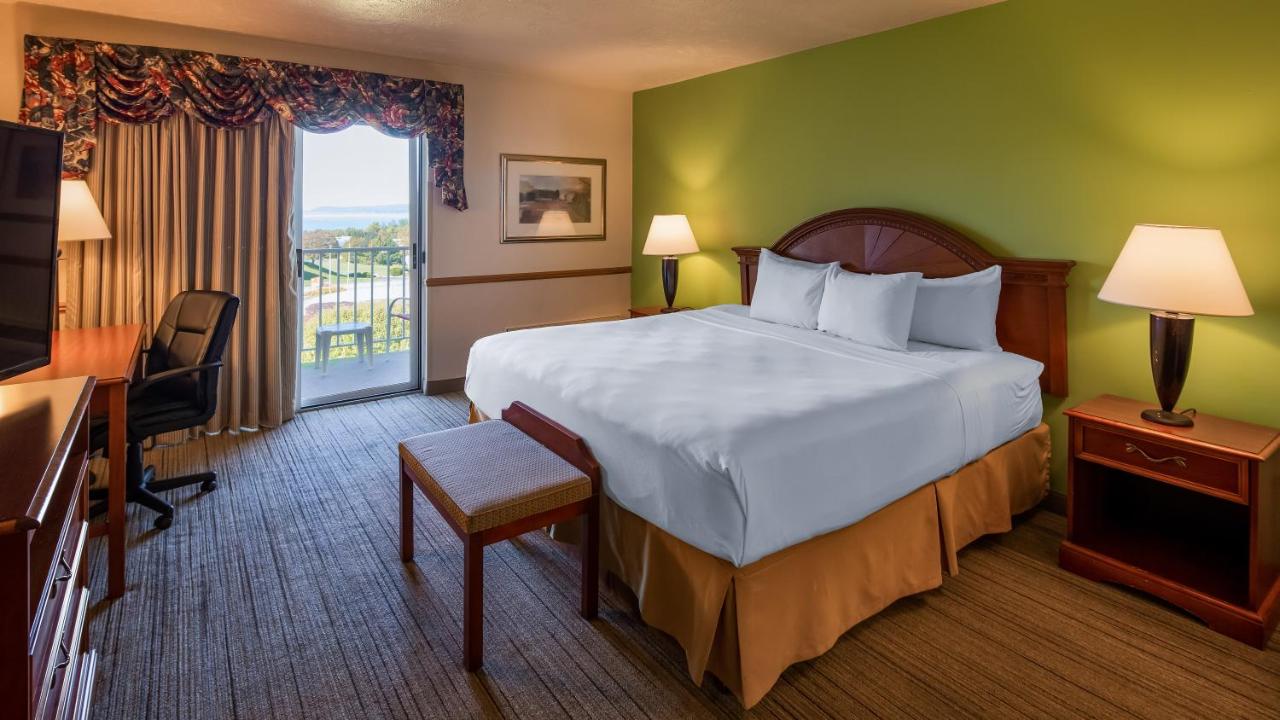 King Room with Balcony at Apple Tree Inn, SureStay Collection by Best Western