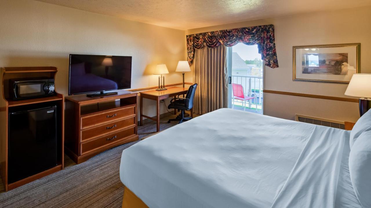 King Room with Balcony at Apple Tree Inn, SureStay Collection by Best Western