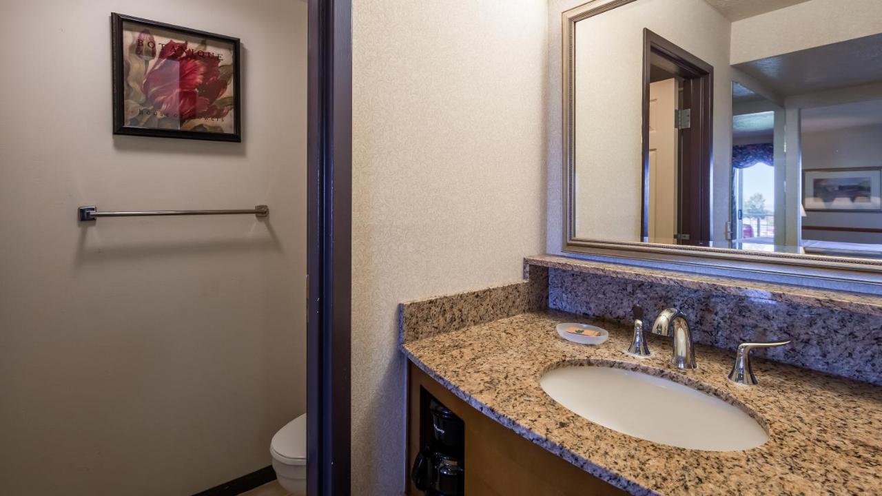 King Room with Balcony at Apple Tree Inn, SureStay Collection by Best Western