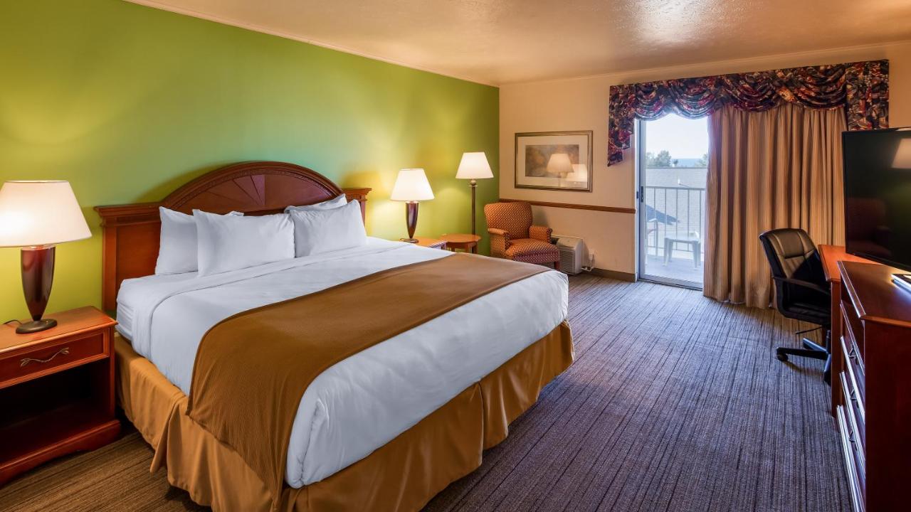 King Room with Balcony at Apple Tree Inn, SureStay Collection by Best Western