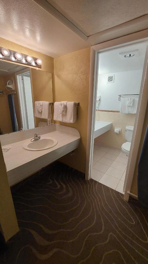 Queen Room at Ville 718