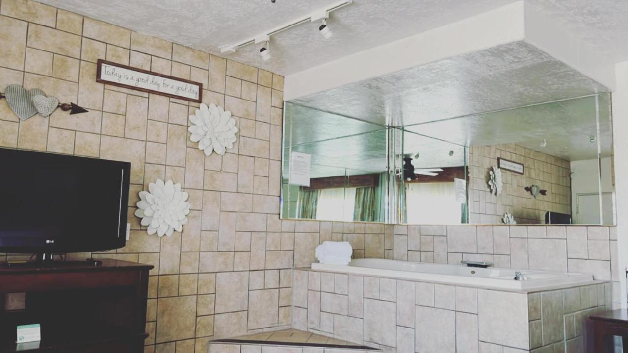 King Suite with Spa Bath - Non-Smoking at The Classic Desert Aire Hotel