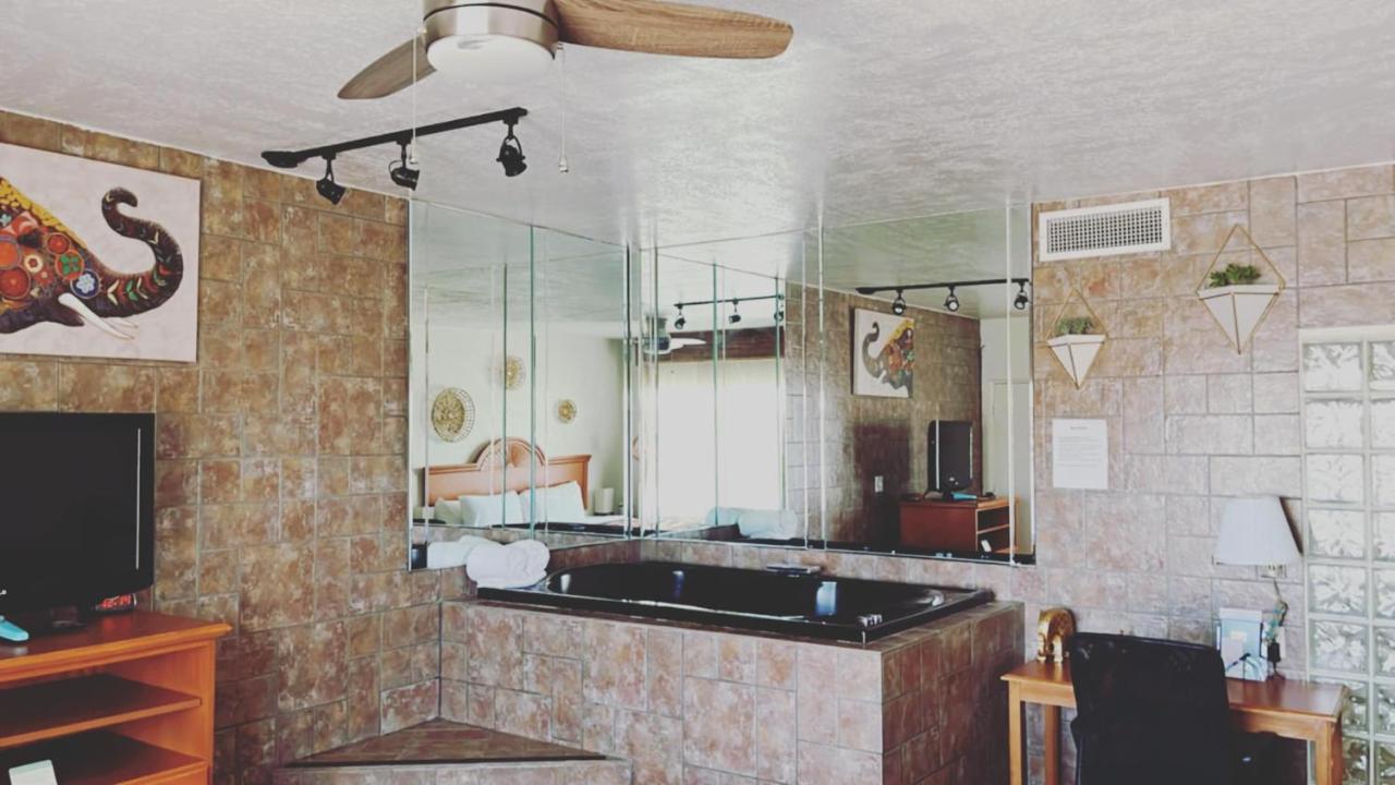 King Suite with Spa Bath - Non-Smoking at The Classic Desert Aire Hotel