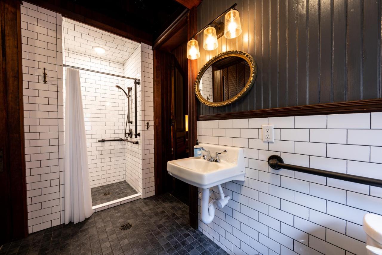 Deluxe Queen Suite at Traveler's Rest Hotel