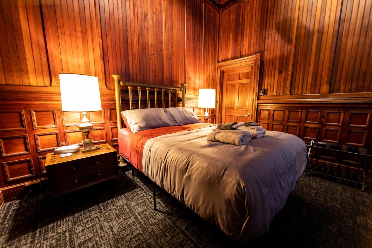 Deluxe Queen Suite at Traveler's Rest Hotel