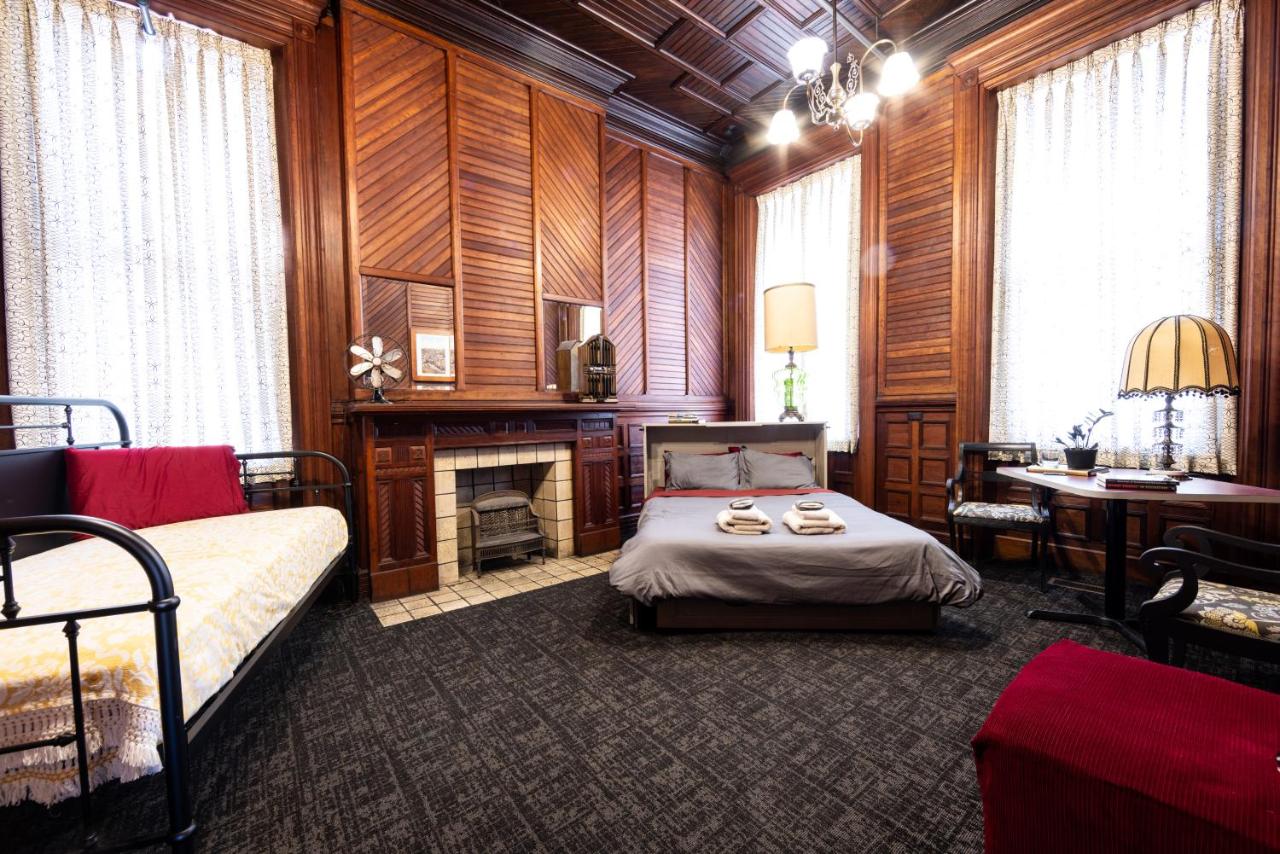 Deluxe Queen Suite at Traveler's Rest Hotel