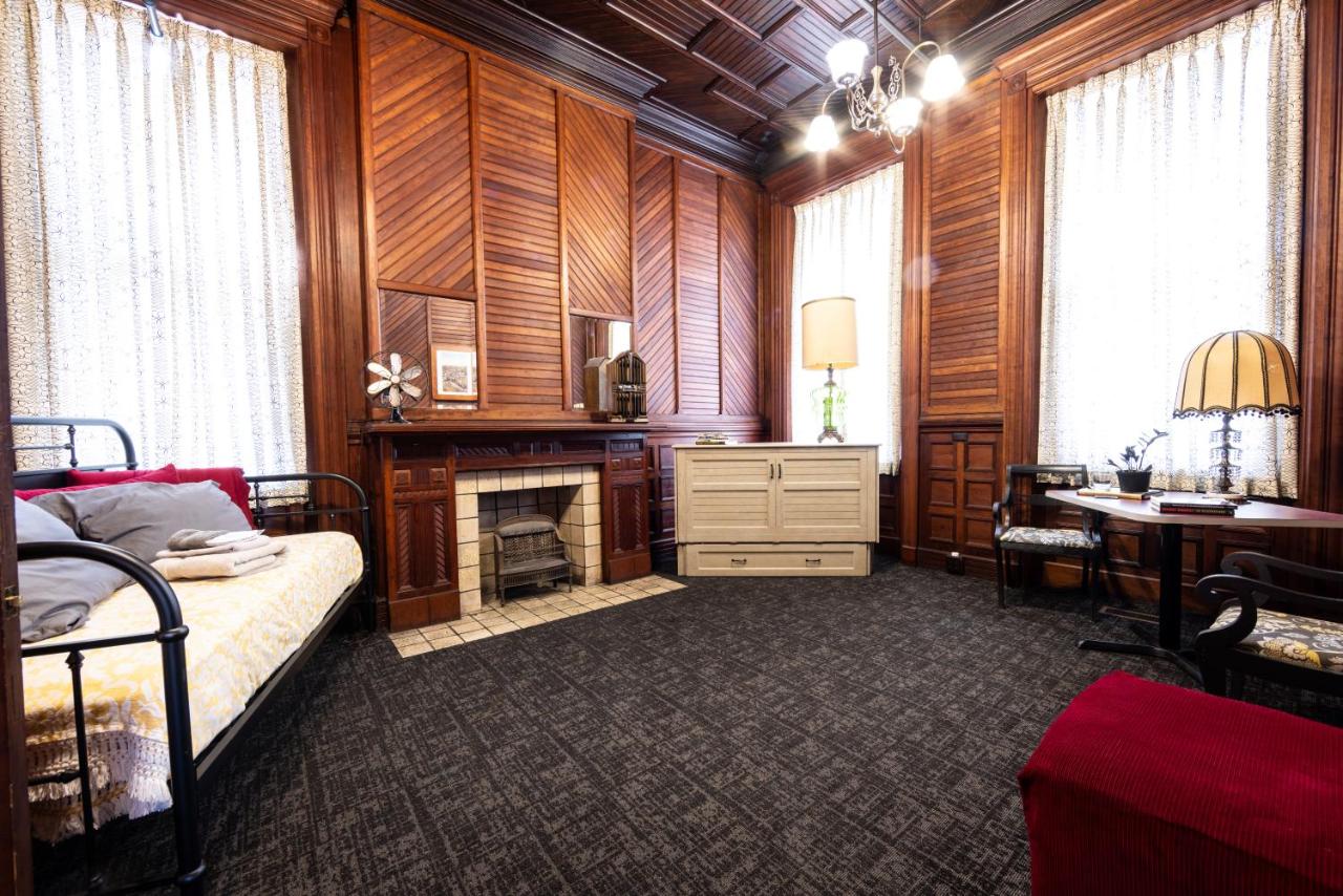 Deluxe Queen Suite at Traveler's Rest Hotel