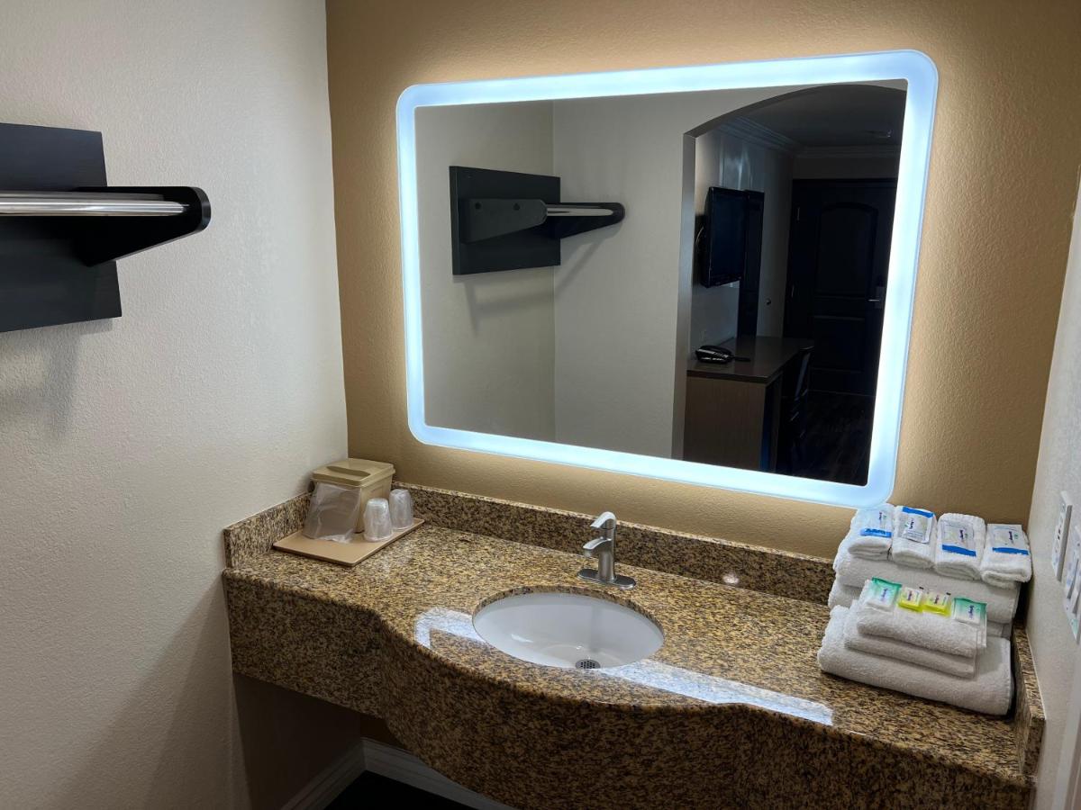 | Walnut Inn & Suites West Covina