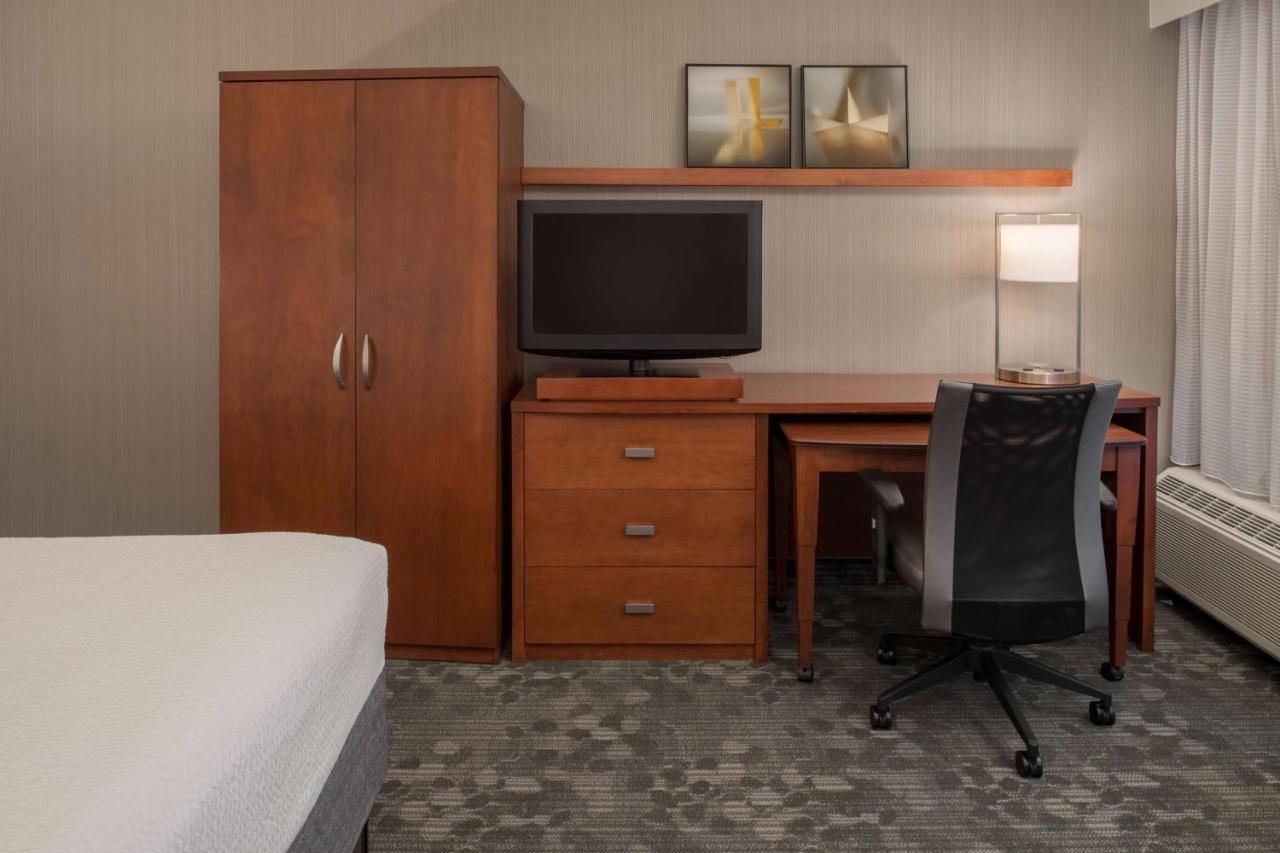 Guestroom Two Queens with Roll-In Shower - Mobility/Hearing Accessible at Sonesta Select Seattle Bellevue Redmond