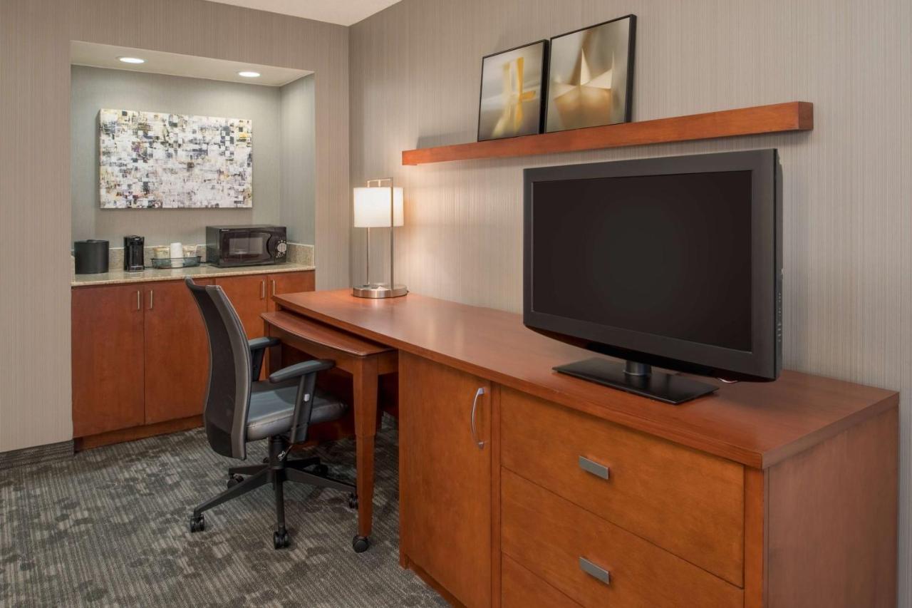 Two Bedroom Suite with Two Queen Beds at Sonesta Select Seattle Bellevue Redmond
