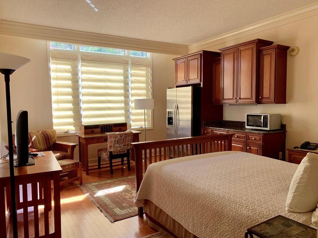 | The Inn at Houndslake